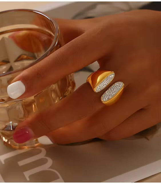 Anillo Cleo - acero de titanio recubierto en oro 18K