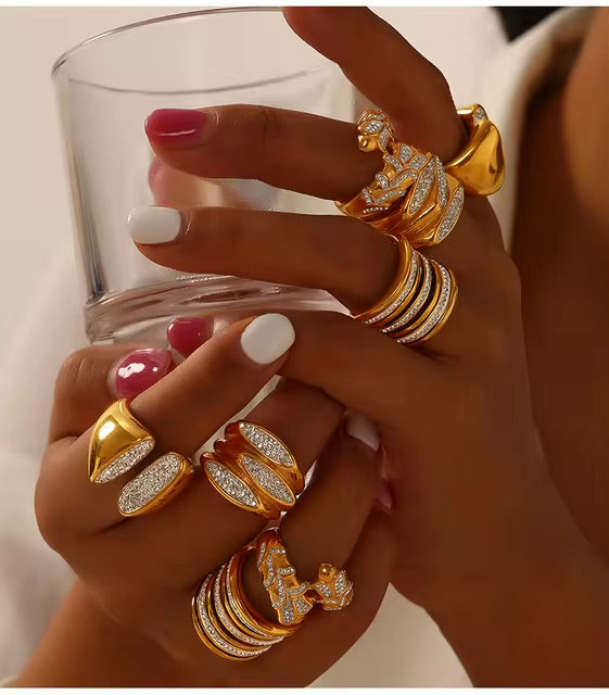 Anillo Cleo mil tiras - acero de titanio recubierto en oro 18K